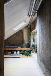 Vidět zůstaly nepohledové trubky rozvádějící vodu, DTD desky (tj. dřevotřískové desky) nebo reflexní parotěsná folie. (Rekonstrukce podkroví, totalbrutal a svobodová blaha)