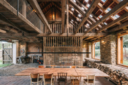 Rekonstrukce stodoly v Pošumaví, BYRÓ architekti: Půdorysně jsou definované tři zóny – vstupní, pobytová, skladovací –, které subtilně oddělují dřevěné paravány