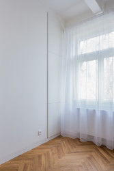 Výhledy z oken změkčují záclony. (Rekonstrukce bytu v Praze, BY architects)