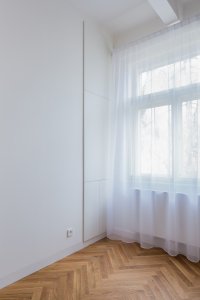 Výhledy z oken změkčují záclony. (Rekonstrukce bytu v Praze, BY architects)