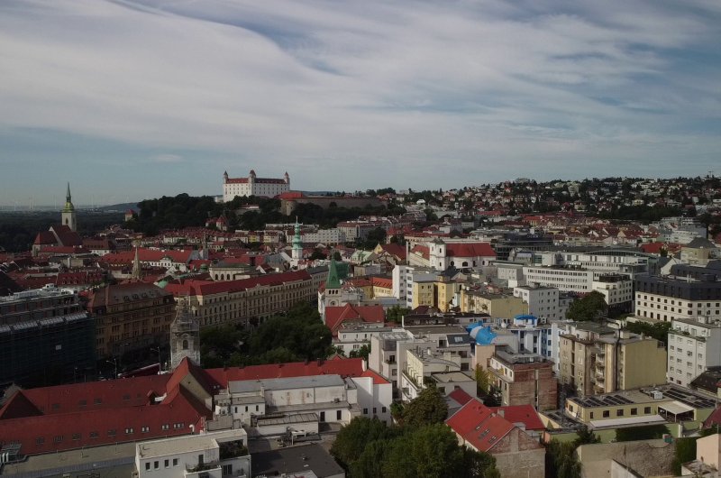 Novostavba bytového domu Zelený dvor citlivě doplňuje historickou strukturu Starého Mesta a přináší moderní městské bydlení ve vnitrobloku.