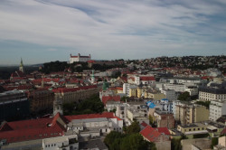 Novostavba bytového domu Zelený dvor citlivě doplňuje historickou strukturu Starého Mesta a přináší moderní městské bydlení ve vnitrobloku.