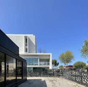 Byty spojují dostupné bydlení s promyšleným městským designem. (Rose Apartments v Los Angeles, Brooks & Scarpa)