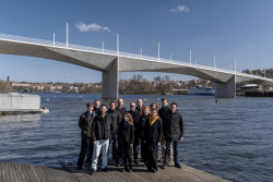 Tým Ateliéru 6 před dokončeným mostem. (Pražanům se otevře Dvorecký most; ATELIER 6)