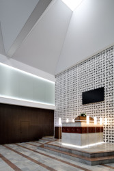 Architekti využily původní podlahy smuteční síně (Interiér smuteční síně; Atelier 38)