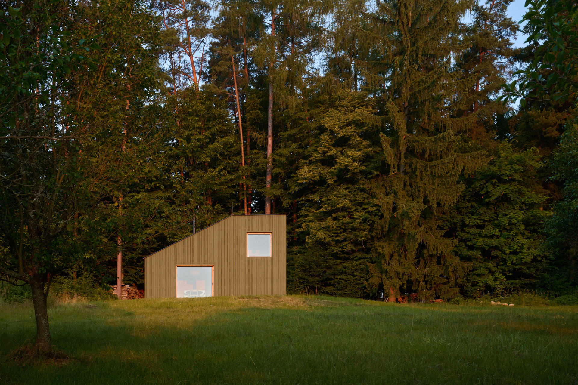 Chata Bebech, nenápadná a minimalistická (Chata Bebech, JANSELF STUDIO)