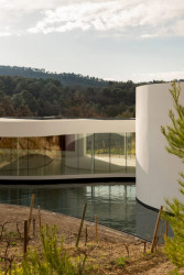 Pavilon podle návrhu Oscara Niemeyera v Provence