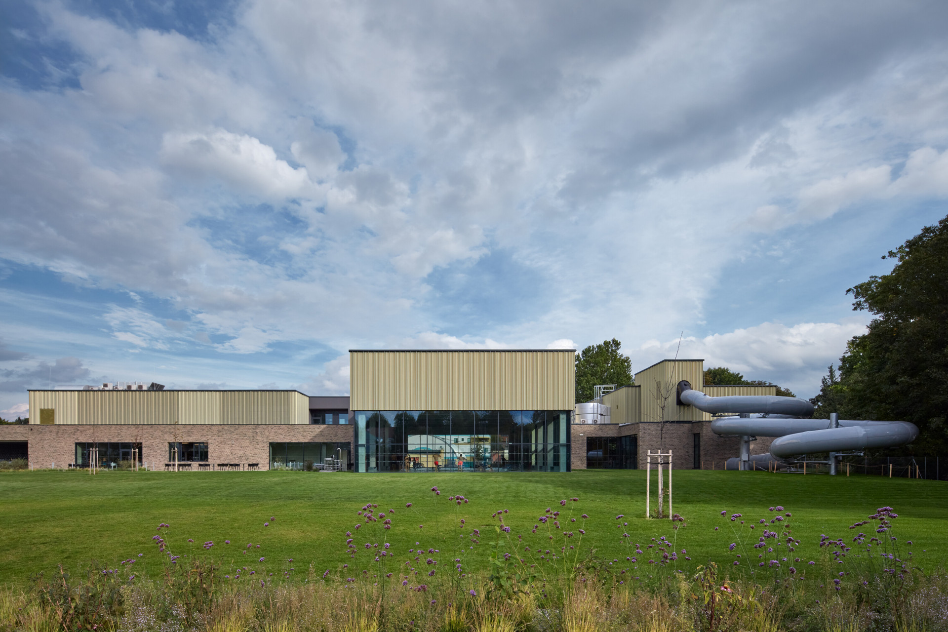 Aquavparku v Kyjově, SENAA architekti: Více drobnějších hmot, městské materiály, aquapark, který se hodí do centra.