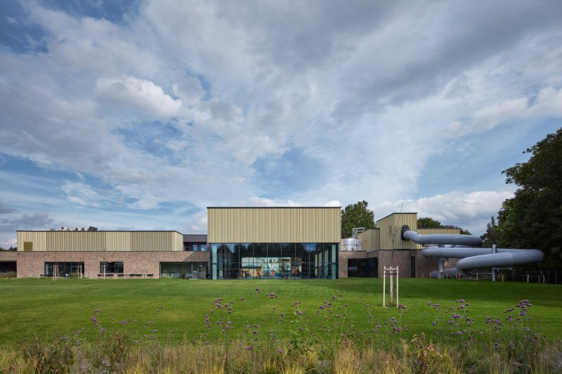 Aquavparku v Kyjově, SENAA architekti: Více drobnějších hmot, městské materiály, aquapark, který se hodí do centra.