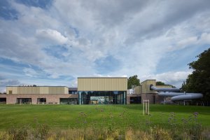 Aquavparku v Kyjově, SENAA architekti: Více drobnějších hmot, městské materiály, aquapark, který se hodí do centra.