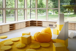  „Interiér tříd zachází s prostorem jako se stavebnicí,“ říkají architekti. (Mateřská škola ve Fulneku od XTOPIX)