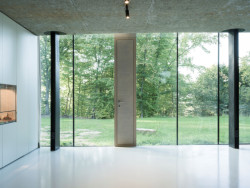 Škola z/lomu u Kamenné Lhoty, a69: Výhled z budovy se otevírá do zeleně.