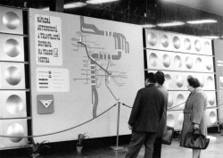 Ve vestibulu Muzea se objevila také výstavka k budoucí trase A. Ta měla mít jednotnou podobu dle manuálu architekta Jaroslava Otruby. Vidíme též okřídlené logo zvané „vrána“ od grafika Jaromíra Windsora.