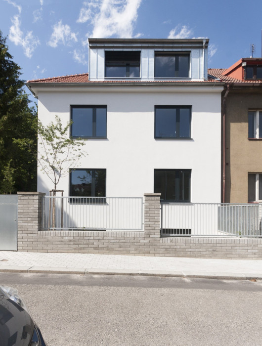 Řadový dům v Praze Liboci od ateliéru Stempel & Tesar architekti