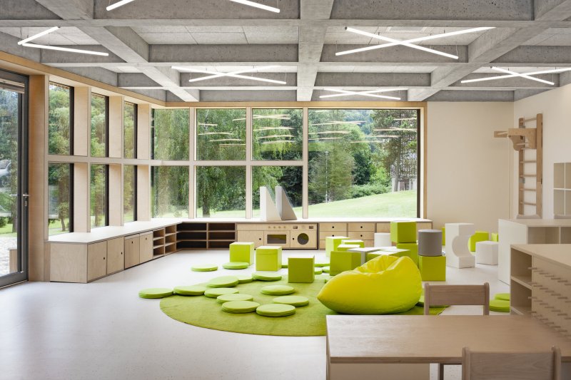 Pro architektonicko-výtvarný koncept interiéru se stal výchozím tvarem čtverec. (Mateřská škola ve Fulneku od XTOPIX)