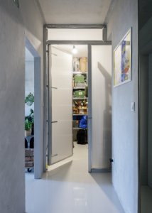 Na konci chodby se nachází skladovací místnost. (Rekonstrukce bytu v Praze na Zličíně; Vlastislav Srbek, Iva Kopecká)