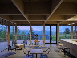 Hlavní služby nového objektu: posezení a výhled (Brána Pusteven; henkai architekti)