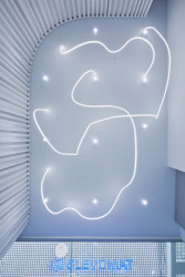 Strop osvětlují světelné pásky. (Provozovna v pasáži Černá růže, RDTH architekti)