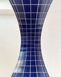 Různé odstíny modré a červené se prolínají interiérem, například modře zbarvené kachličky zvýrazňují vnitřní obloukové okno. (Onesip Coffee, edit!)