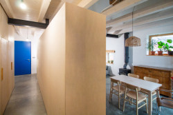 Ten není přisazený ke stěně, ale funguje jako dělicí příčka, za kterou se nachází vstupní chodba. (Rodinný dům v Kohoutovicích, Ateliér Kopecký)