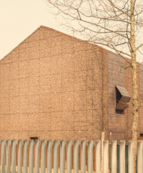 Šest řadovek ve starobyle stodole v Sesto San Giovanni