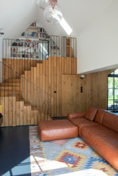 Schodiště obložené dřevem (Bílý dům v Lysolajích, skvadra architekti)