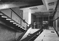 Co se týče interiérů, za pozornost stojí kabřinec, jímž je zvenčí obloženo přízemí budov, zevnitř schodiště. Jinak byly interiéry vcelku běžné a mnoho zajímavého se nedochovalo.