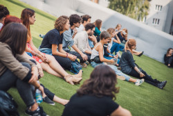 Studenti ARCHIPu na střešní terase DOX+.