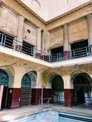 Dodnes jsou patrné modré a vínové detaily