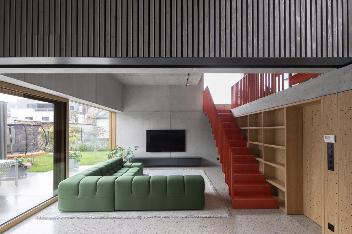 Rodinný dům Na rade, Noiz architekti: Obývací pokoj je propojený se zahradou