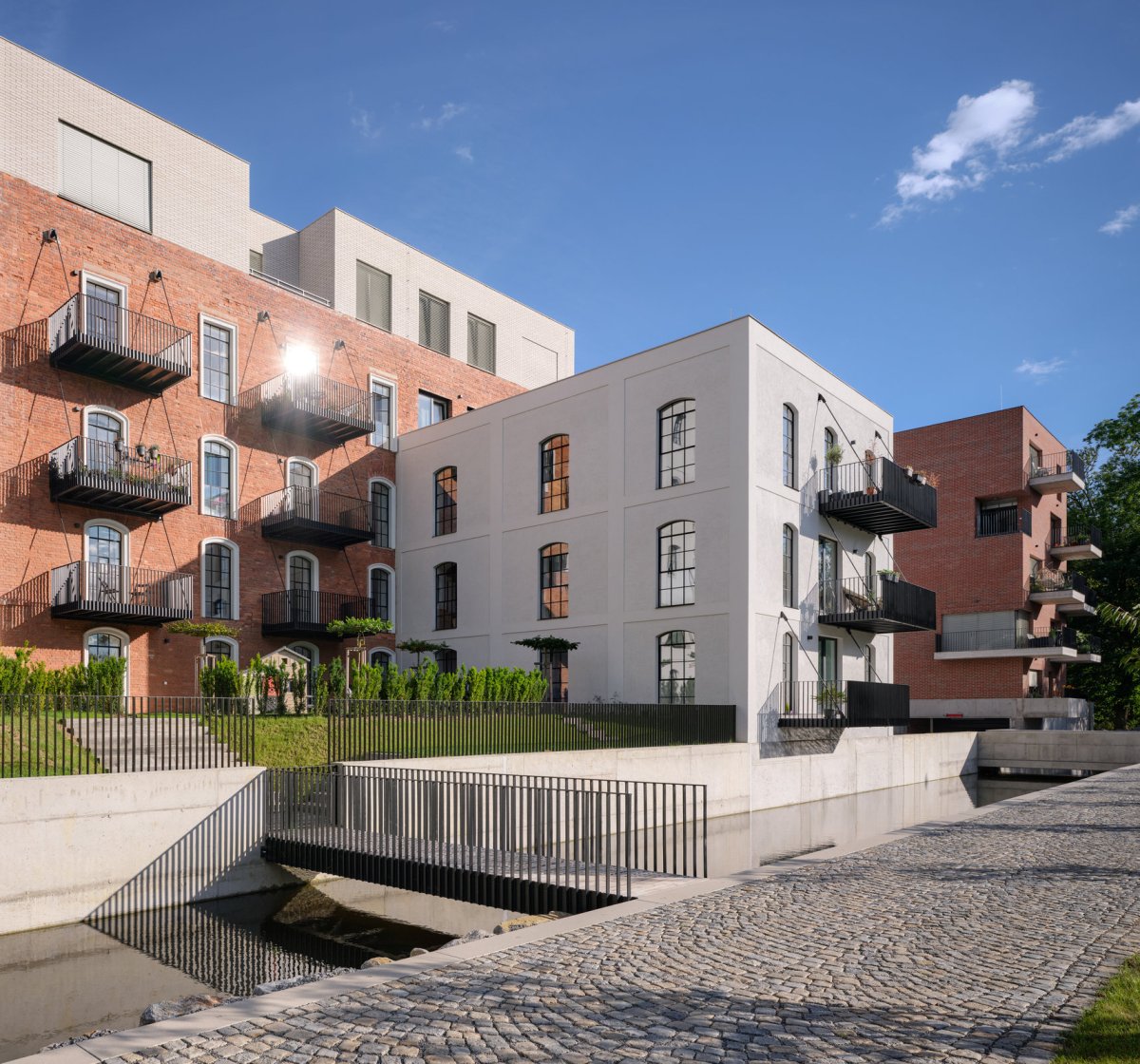 Nový náhon (mar.s architects, obnova Žitného mlýna v Boršově nad Vltavou)