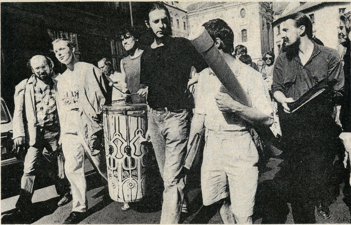 Účastnici demonstrace s názvem Cauceskovy buldozery v Praze ne!, která proběhla 27. června 1990. Na snímku vidíme mimo jiné šéfredaktora redaktora časopisu Architekt Jiřího Horského, umělce Františka Skálu a architekty Jaroslava Zimu a Romana Kouckého. 