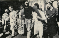 Účastnici demonstrace s názvem Cauceskovy buldozery v Praze ne!, která proběhla 27. června 1990. Na snímku vidíme mimo jiné šéfredaktora redaktora časopisu Architekt Jiřího Horského, umělce Františka Skálu a architekty Jaroslava Zimu a Romana Kouckého. 