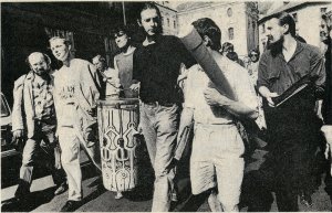 Účastnici demonstrace s názvem Cauceskovy buldozery v Praze ne!, která proběhla 27. června 1990. Na snímku vidíme mimo jiné šéfredaktora redaktora časopisu Architekt Jiřího Horského, umělce Františka Skálu a architekty Jaroslava Zimu a Romana Kouckého. 