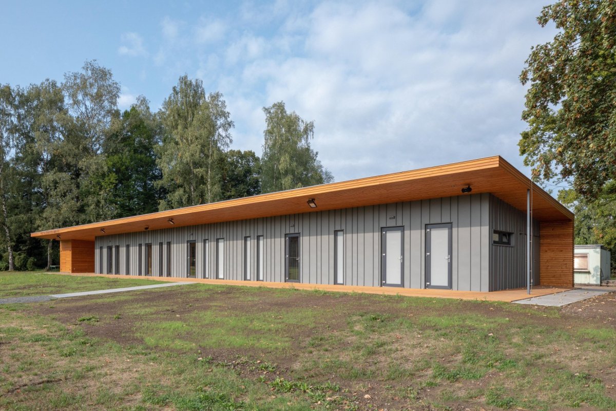Zázemí fotbalistů TJ Vlčovice od Kamil Mrva Architects