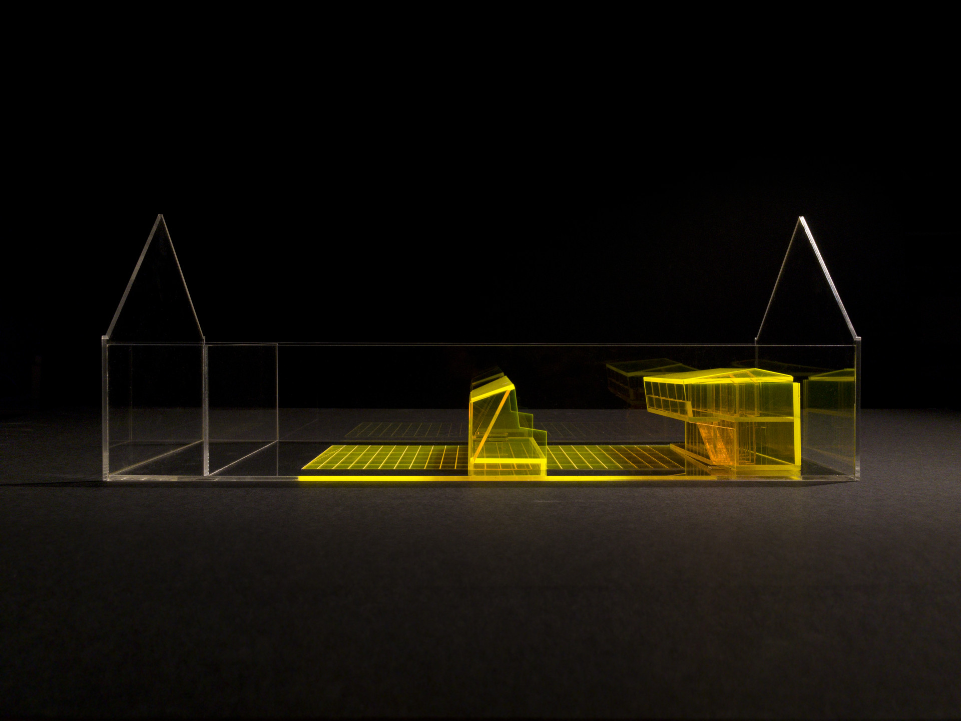 Model objektu vloženého do sálu jízdárny v Litomyšli (2007–2013); posuvné čelo objektu pojíždí po kolejnicích v podlaze a jako paraván vymezuje prostor pro jednotlivé akce