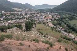 Stojí v obci Jelšava v regionu Gemer, který patří k těm nejchudším na Slovensku.