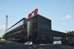 Společnost Era vyrábí systémy zajišťující bezpečnost letového provozu. Areál se rozrůstá už od 90. let a jednu z nejstarších hal bylo potřeba zásadně přestavět. Povedlo se to, a to bez přerušení provozu. Navrhli Bíza architekti.