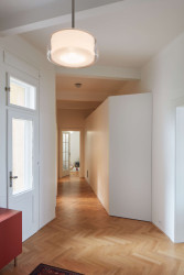 Hlavní úložné prostory poskytují vestavné skříně, třeba tato v chodbě, která v sobě obsahuje také spíž a ukrývá pračku a sušičku. (Byt ve vile v Praze-Malvazinkách, Kateřina Hodková)