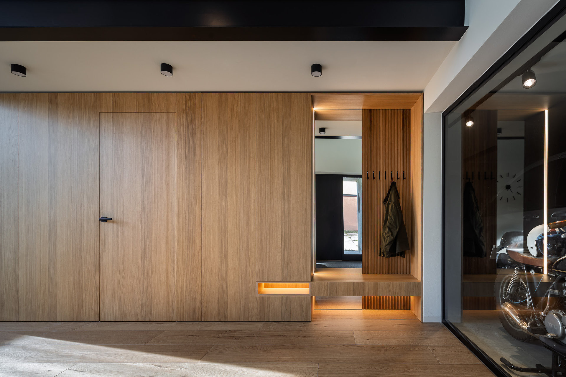 Dubový "kontejner" skrývá vstupní niku, šatnu, WC i technickou místnost. (Industriální přestavba rodinného domu; Atel!er)