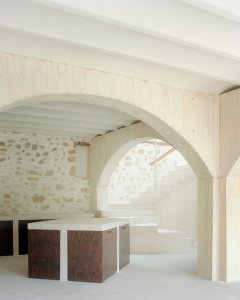 Španělské studio Ateinza Maure Arquitectos zrekonstruovalo starou stavbu ve Španělsku. Kamenný objekt nově slouží jako prázdninový dům