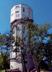 Obr. 5a: Sídlo architektonického ateliéru ve vodojemu Nobelovy dynamitky, Bratislava, Slovenská republika, celkový pohled - foto