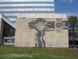 Mozaika Martina Sladkého na fasádě budovy Fakulty stavební – foto