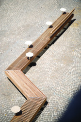 Pomyslnou stuhou táhnoucí se náměstím se stala atypická sestava laviček Woody