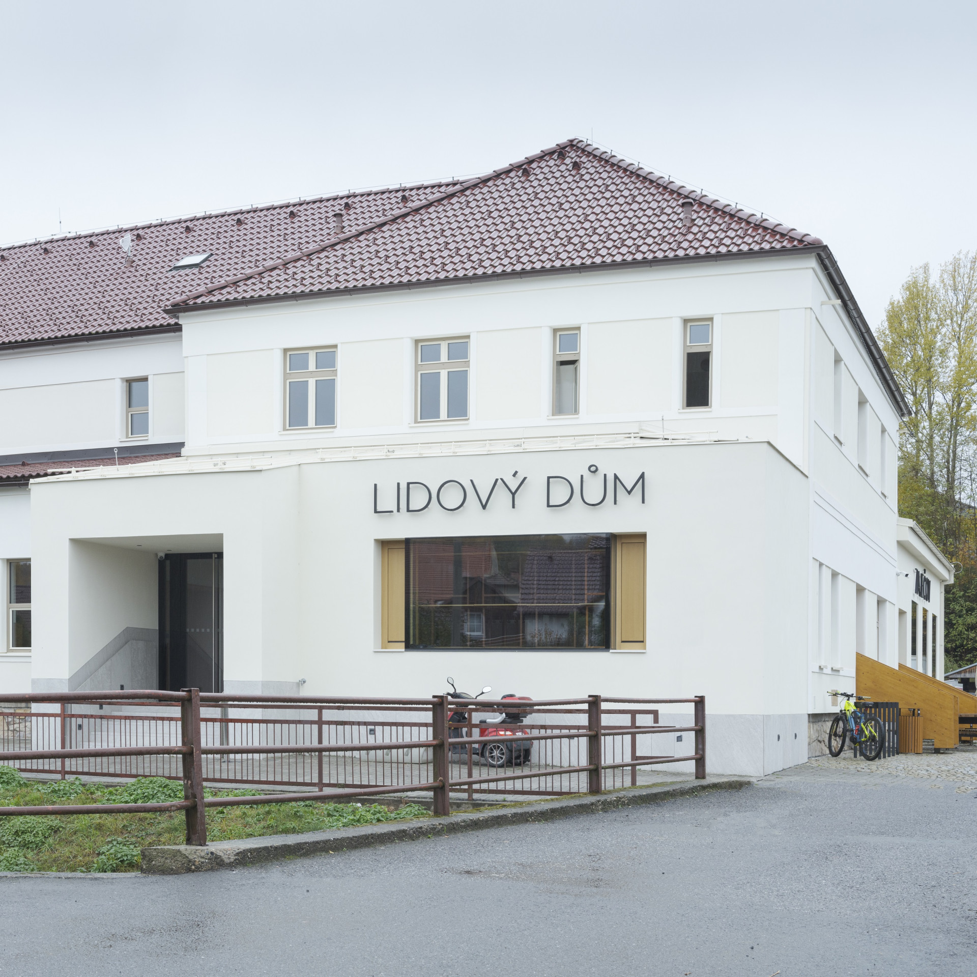 Stavba má kořeny ve 30. letech, pak se různě dostavovala. (Lidový dům Zaječov, IO Studio)