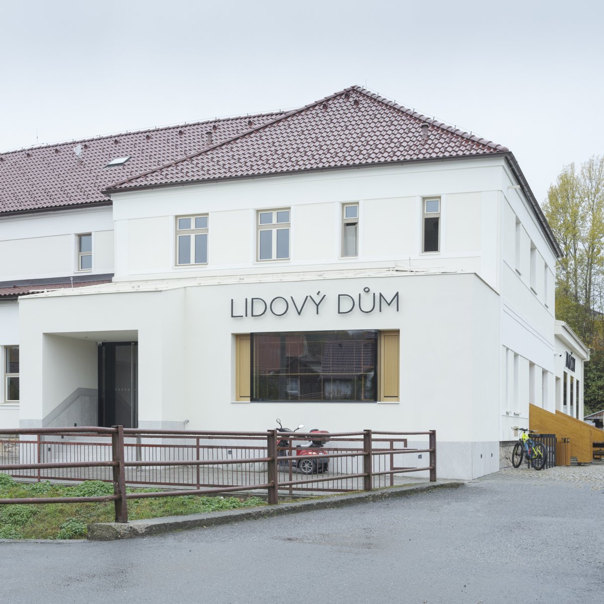 Stavba má kořeny ve 30. letech, pak se různě dostavovala. (Lidový dům Zaječov, IO Studio)