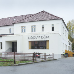 Stavba má kořeny ve 30. letech, pak se různě dostavovala. (Lidový dům Zaječov, IO Studio)