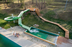 Tobogán využívá terénního zlomu