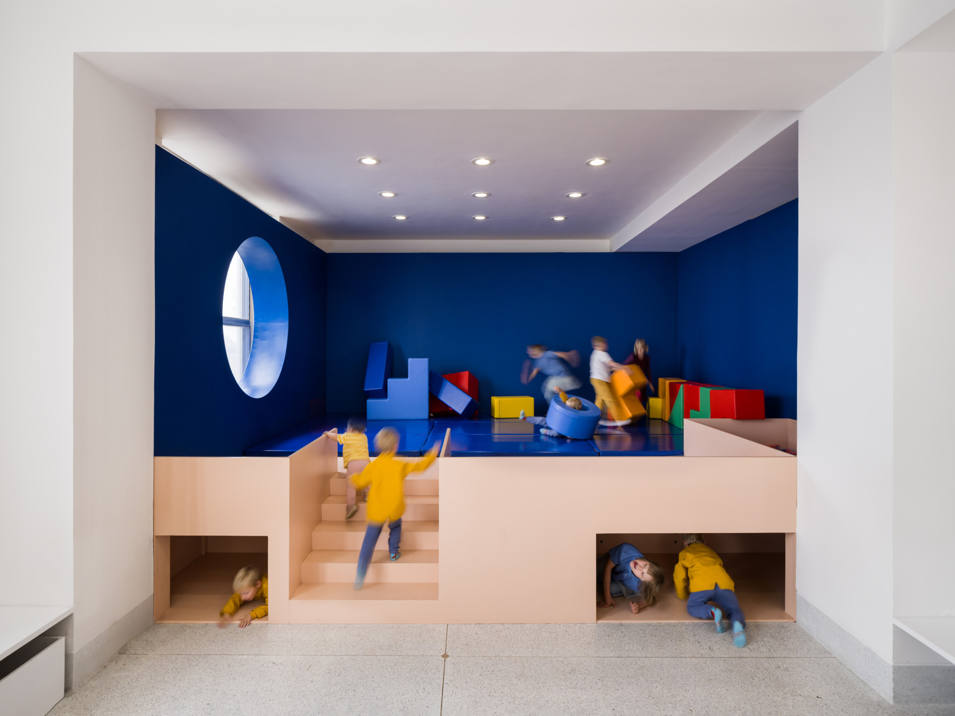 Sesbírali jsme zdemolované polotovary ze starších výstav a instalací, zkombinovali je, zkrátili jim nohy, přidali madla, přetřeli, převrátili… a vdechli jim druhý život. (ATLAS, No Architects)