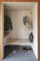 Vstup s teracem (Chata Spiegelbaude, A1 architects)